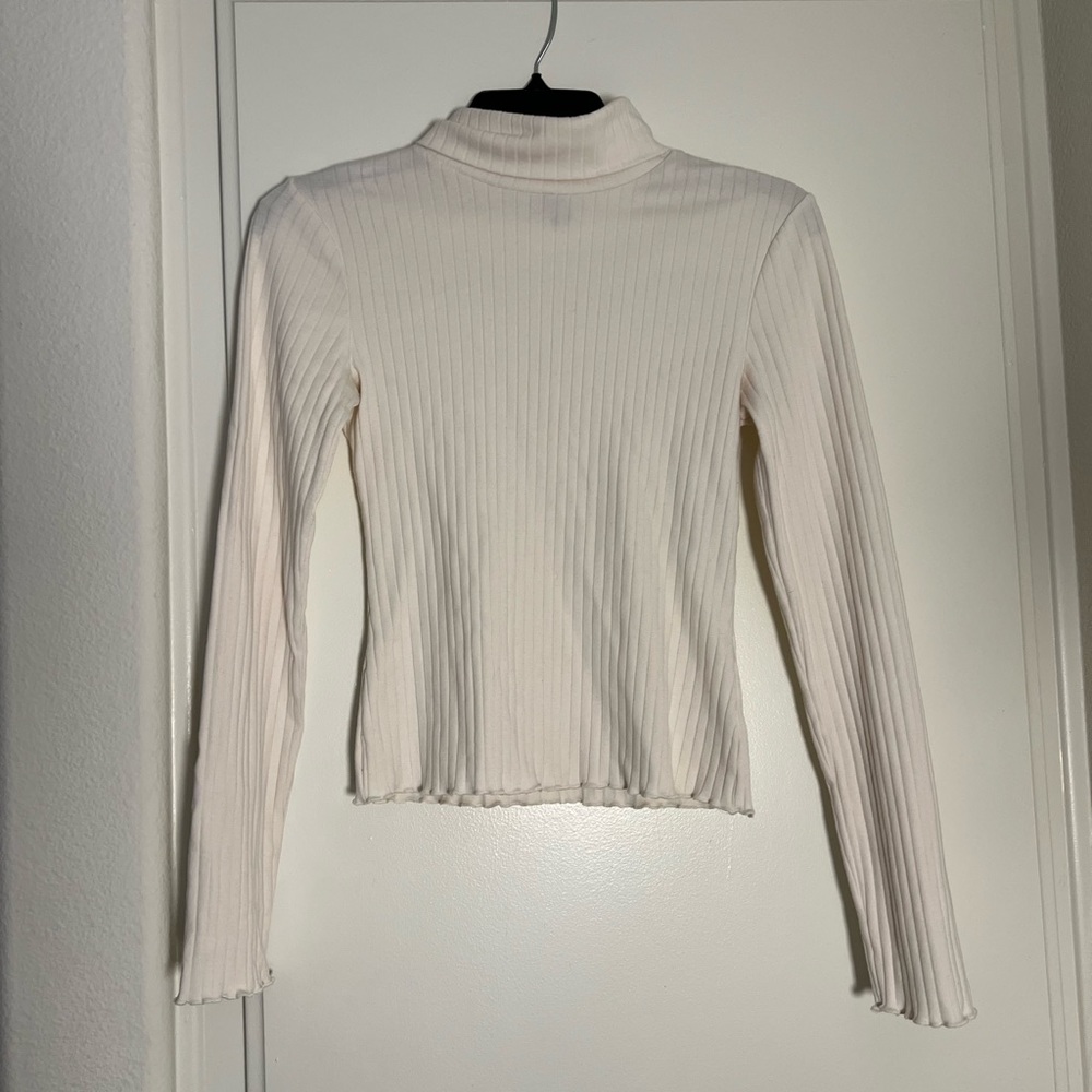 Ribbed turtleneck. Super soft, stretchy material.